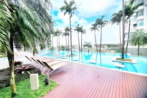 una piscina con palme e un edificio di Bayview Luxury Umarizal a Belém