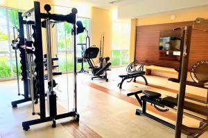 una palestra con diversi tapis roulant e macchine in una stanza di Bayview Luxury Umarizal a Belém