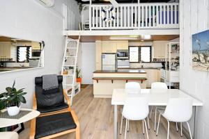 Kuchyň nebo kuchyňský kout v ubytování Beachfront 1BR, Loft - Surf, Cafe, Relax