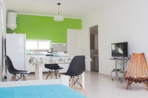 Una cocina con una mesa y sillas en una habitación. en VironasApartFederacion, en Federación