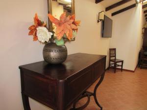 a vase with flowers on top of a table at Casale Di Caterina in Taormina