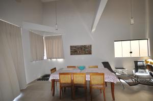a dining room with a table and chairs at Casa agradável a 03 minutos do centro in Poços de Caldas
