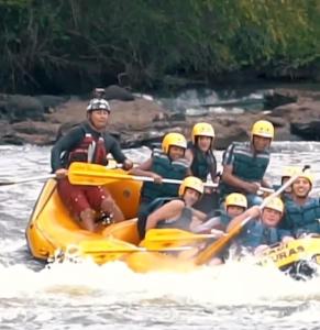 a group of people rafting on a river at Hotel Formigas na Figueira in Tibagi