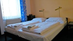 Una cama o camas en una habitación de Hotel CB Royal