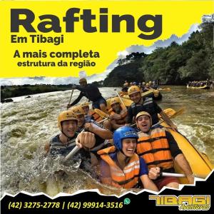 a group of people on a raft on a river at Hotel Formigas na Figueira in Tibagi