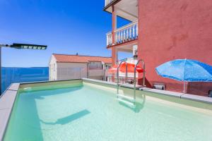 Bazén v ubytovaní Family friendly apartments with a swimming pool Businci, Ciovo - 11232 alebo v jeho blízkosti