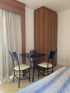 カルダス・ノバスにあるFlat THERMAS PLACEのダイニングルームテーブル(椅子2脚、花のテーブル付)