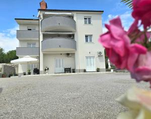 Budova, v ktorej sa apartmán nachádza