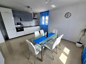 Kuchyňa alebo kuchynka v ubytovaní Apartments with a parking space Kastav, Opatija - 13457