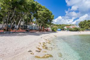 Fotografie z fotogalerie ubytování Apartments by the sea Slatine, Ciovo - 2039 v destinaci Slatine