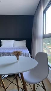 Voodi või voodid majutusasutuse LOFT confortável e moderno com garagem perto da FURB e Vila Germânica toas +24 fotot