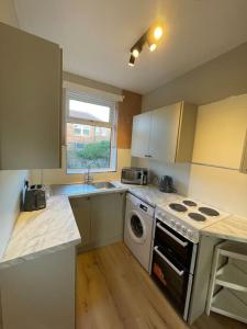 Il comprend une cuisine équipée d'une cuisinière. four supérieur à côté d'un évier dans l'établissement Whole House Modern Two Bedroom in Newcastle - Free Parking, à Newcastle upon Tyne