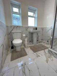 une salle de bains blanche avec toilettes et lavabo dans l'établissement Whole House Modern Two Bedroom in Newcastle - Free Parking, à Newcastle upon Tyne