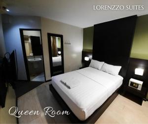 Postel nebo postele na pokoji v ubytování Lorenzzo Suites Hotel Makati