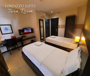 Postel nebo postele na pokoji v ubytování Lorenzzo Suites Hotel Makati
