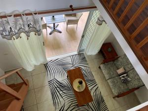 Posezení v ubytování Tiki Ora Lodge-Varua