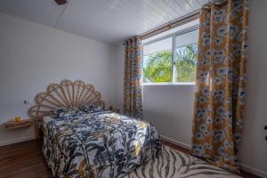 Postel nebo postele na pokoji v ubytování Tiki Ora Lodge-Varua
