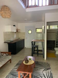 Posezení v ubytování Tiki Ora Lodge-Varua