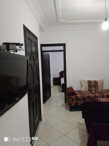 TV a/nebo společenská místnost v ubytování Un joli appartement à Martil pour vos vacances d'été proche de toutes les commodités et à 5 min de la plage !