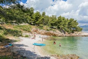 Fotografia z galérie ubytovania Family friendly house with a swimming pool Slatine, Ciovo - 15149 v Slatine