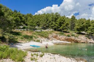 Fotografia z galérie ubytovania Family friendly house with a swimming pool Slatine, Ciovo - 15149 v Slatine