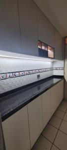 Η κουζίνα ή μικρή κουζίνα στο Departamento completo cerca al Centro Histórico de Lima y al aeropuerto +11 φωτογραφίες