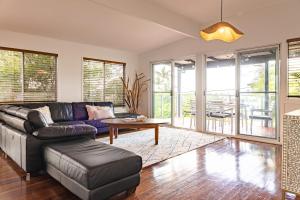 Posezení v ubytování Moffat Beach Retreat, Pet-friendly & Ocean Views