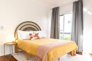 Postel nebo postele na pokoji v ubytování Moffat Beach Retreat, Pet-friendly & Ocean Views
