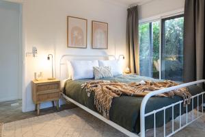 Postel nebo postele na pokoji v ubytování Moffat Beach Retreat, Pet-friendly & Ocean Views