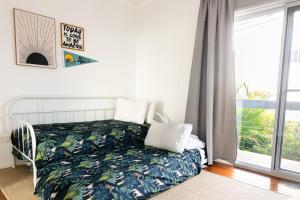 Postel nebo postele na pokoji v ubytování Moffat Beach Retreat, Pet-friendly & Ocean Views