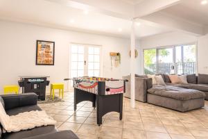 Posezení v ubytování Moffat Beach Retreat, Pet-friendly & Ocean Views