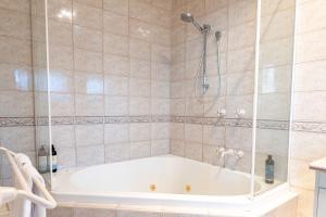 Koupelna v ubytování Moffat Beach Retreat, Pet-friendly & Ocean Views