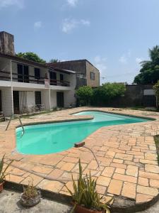 ein Schwimmbad vor einem Gebäude in der Unterkunft Chalé em Nossa Senhora da Conceição - 3 in Paulista