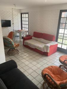 ein Zimmer mit einem Bett und einem Tisch und Stühlen in der Unterkunft Chalé em Nossa Senhora da Conceição - 3 in Paulista