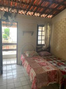 ein Schlafzimmer mit einem Bett in einem Zimmer mit einem Fenster in der Unterkunft Chalé em Nossa Senhora da Conceição - 3 in Paulista + 13 Fotos