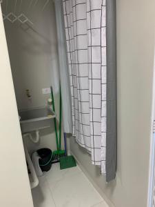 ein Badezimmer mit Toilette, Waschbecken und Spiegel in der Unterkunft Confortavél Apartamento com AC, perto do Aeroporto in Guarulhos