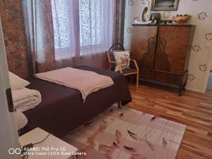 ピエクサマキにあるKauppatoriのベッドと木の床のある寝室