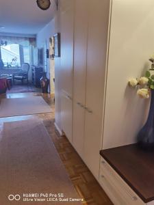 ピエクサマキにあるKauppatoriの白いキャビネット付きの廊下、リビングルーム