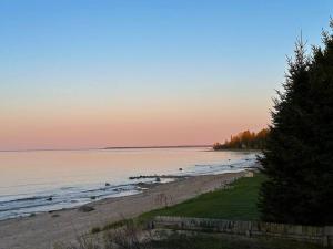 Afbeelding uit fotogalerij van Stunning Beachfront Retreat, Sleeps 12 in Cheboygan