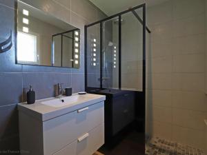 Ένα μπάνιο στο Maison campagne, rénovée 2020, jardin privé, internet rapide, équipements loisirs, Véhicules OK, animaux acceptés. - FR-1-497-133 +27 φωτογραφίες