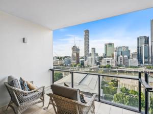 Un balcón con dos sillas y vista a la ciudad. en 2BR Apartment in South Brisbane with Spectacular River View, en Brisbane 7 fotos más
