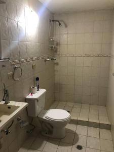 ein Badezimmer mit Toilette und Waschbecken in der Unterkunft Townhouse 3 habitaciones in Ciudad Guayana