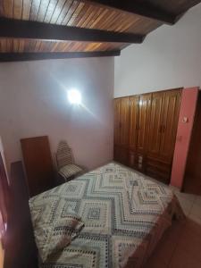ein Schlafzimmer mit einem Bett und einer Holzdecke in der Unterkunft Townhouse 3 habitaciones in Ciudad Guayana + 1 Foto