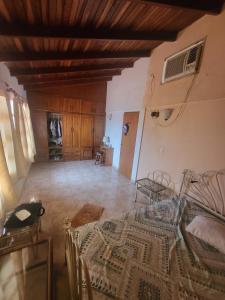 ein Wohnzimmer mit einem Bett in einem Zimmer in der Unterkunft Townhouse 3 habitaciones in Ciudad Guayana