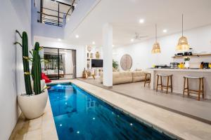 een woonkamer en keuken met een zwembad in een huis bij Villa Valentina - 2 bedroom private luxury villa in Canggu quiet area in Canggu