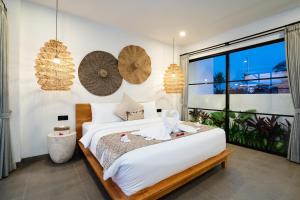een slaapkamer met een bed en een groot raam bij Villa Valentina - 2 bedroom private luxury villa in Canggu quiet area in Canggu +36 foto's
