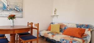 ein Wohnzimmer mit einer Couch und einem Tisch in der Unterkunft Apartments Burcul Pag in Pag