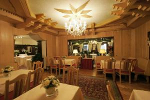 Reštaurácia alebo iné gastronomické zariadenie v ubytovaní Ferienhotel Alber