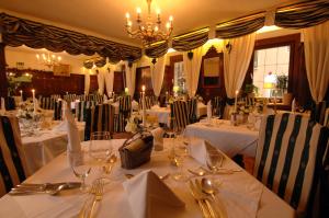 Reštaurácia alebo iné gastronomické zariadenie v ubytovaní Ferienhotel Alber