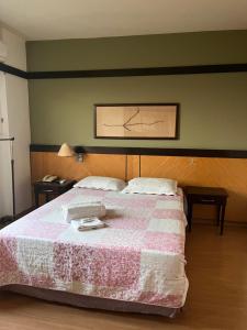 Una cama o camas en una habitación de FLAT EM ALPHAVILLE MELHOR LOCALIZAÇAO